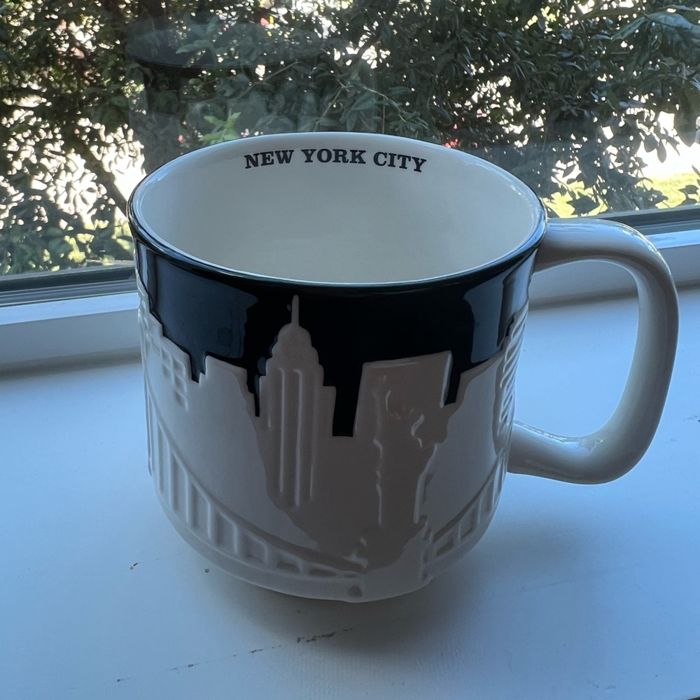 Starbucks 2010 New York City Skyline Collector Series mug. 16 oz.